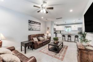 Stylish 3 BDR House 5 miles to Downtown!
