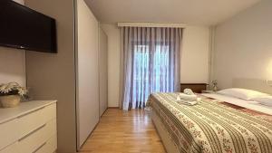 Apartments with parking space Novigrad - 7108