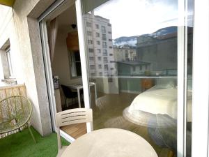 Appartements Studio lumineux avec balcon et ascenseur au coeur d'Aix-les-Bains - Ideal 1-2 personnes - FR-1-555-84 : photos des chambres
