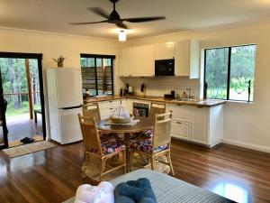 The Bungalow - Luxurious & Calm - Beach and Bush Retreat
