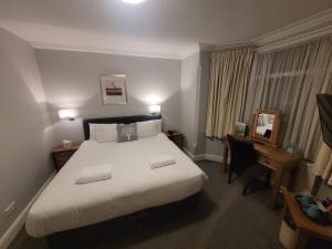 King Room room in The Beeches Hotel & Leisure Club