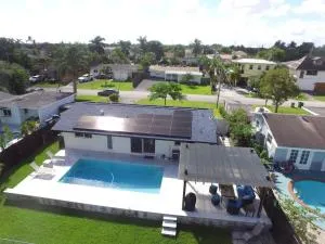 Modern pool home on the lake near Hardrock FLL airport - 戴维