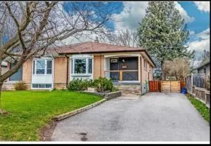 Cozy room at walkout basement - Pickering