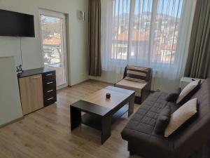 Приятелската къща