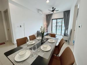 3 Room Cozy Comfy 1-11 pax Old Klang Road 7 min to Midvalley