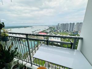 Q7 Riverside 2 bed rooms w River-view, Netflix & Pool