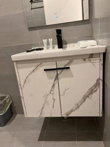 شقة بصالة وغرفة نوم دخول ذاتي