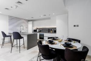 Maison Privee - Exquisite Duplex with Private Patio & Loft Living