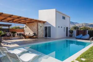 Solis Villa, with Heated Pool & 5 minutes to Beach, By ThinkVilla