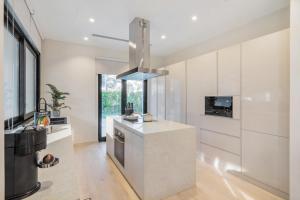 Stunning Palm Villa with Rooftop Garden, Resort Style Pool and Beach by Exclusive Holiday Homes