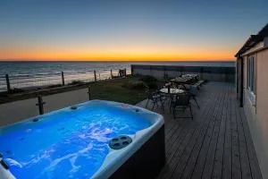 Sound of the Sea, beach front Bungalow with hot tub, in Tywyn - Llanegryn