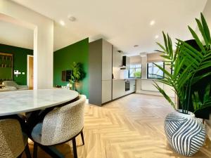 Queen Annes court luxury apartment on high street