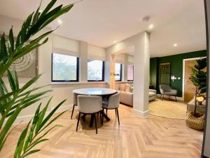 Queen Annes court luxury apartment on high street