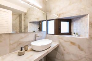 Antigonis Seaside Lodge, a beach retreat!