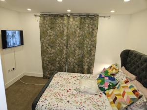 1 Bed Flat - Sleeps 2 - Parking - Garden
