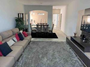 Mansão Casa Blanca em São Roque c 5 vagas garagem