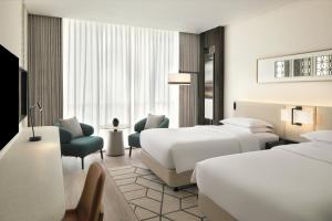 Twin Room with Club Lounge Access room in Sheraton Grand Hotel Dubai