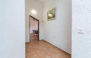 Nice Apartment In Funtana With Kitchen