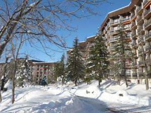 Studio cabine rénové au pied des pistes - 45 pers, balcon, forfait ménage - FR-1-689-35