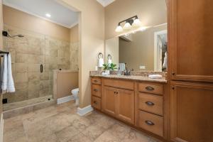 Glamorous 1BR Condo 200ft to St. Thomas Hospital