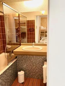 Appartements Appartement T1 pour 5 aux 2 Alpes - Terrasse sur jardin, Wi-Fi, parking gratuit : photos des chambres