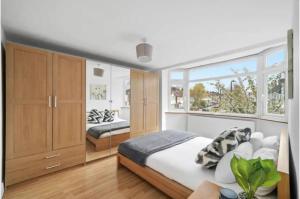 Hanger Lane Hububb Stay