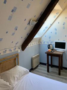 Hotels Le Grillon : Chambre Double avec Toilettes Communes