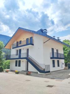 NEW ENTRY - Nuova villa nel verde