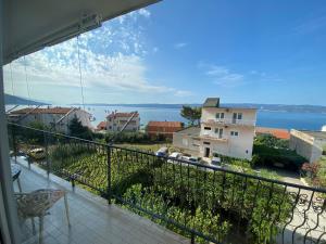 Black and White Apartment - 2 bedrooms, walk to the beach