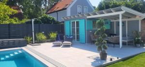 Zamardi private villa with own pool and huge garden, 150m to longest free beach at Balaton