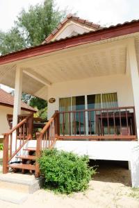 Pranee Beach Bungalows