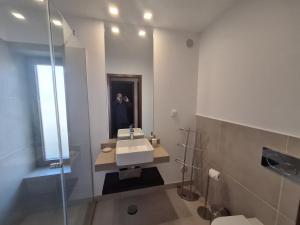 Lightoasis Oasis Mar 1