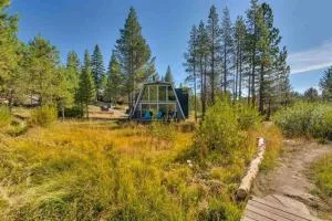 Modern Gambrel Cabin Near Ski Resorts - Portola