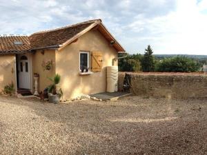 B&B / Chambres d'hotes Grande chambre calme avec vue, wifi et parking - Le Pechereau - FR-1-591-559 : photos des chambres