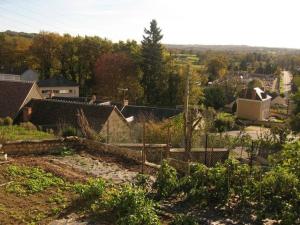 B&B / Chambres d'hotes Grande chambre calme avec vue, wifi et parking - Le Pechereau - FR-1-591-559 : photos des chambres