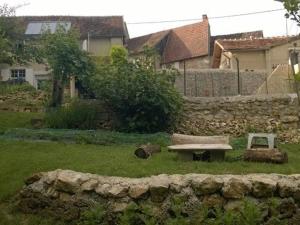 B&B / Chambres d'hotes Grande chambre calme avec vue, wifi et parking - Le Pechereau - FR-1-591-559 : photos des chambres