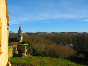 B&B / Chambres d'hotes Grande chambre calme avec vue, wifi et parking - Le Pechereau - FR-1-591-559 : photos des chambres