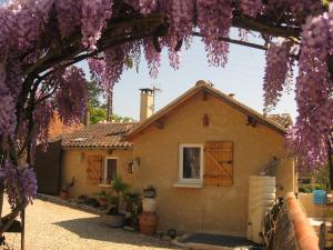 B&B / Chambres d'hotes Grande chambre calme avec vue, wifi et parking - Le Pechereau - FR-1-591-559 : photos des chambres