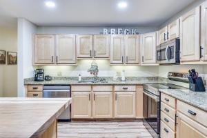 Walk to Lifts! SnowDogs Breck Condo with Fireplace