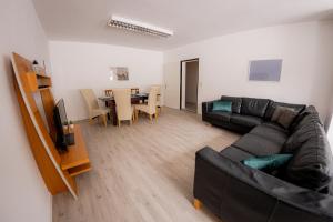 Yello Homes - großes Apartment - Am Waldrand, 15 min bis Nürnberg Messe, für 8 Personen, 2 WCs