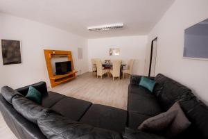 Yello Homes - großes Apartment - Am Waldrand, 15 min bis Nürnberg Messe, für 8 Personen, 2 WCs