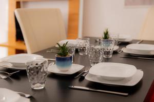 Yello Homes - großes Apartment - Am Waldrand, 15 min bis Nürnberg Messe, für 8 Personen, 2 WCs