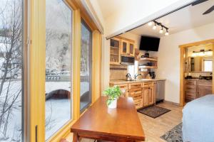 Charming Studio w Kitchenette, Hot Tub Near River condo