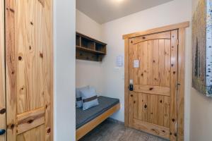 Charming Studio w Kitchenette, Hot Tub Near River condo