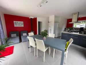 Sejours chez l'habitant chambre rouge privee avec piscine : photos des chambres