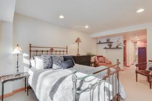 Condo Near Golf Club about 2 Mi to Vail Ski Resort!