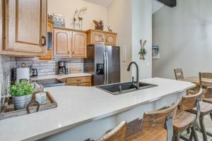 Colorado Escape with Pool Access and Mountain Views!
