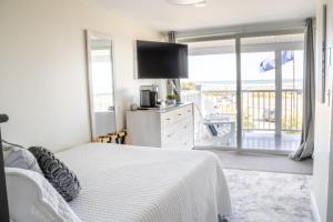 Double Room with Balcony and Sea View room in 935 Ocean a Beachside Inn