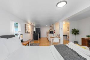 Walk to the waterfront! The Hobbit House