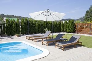 Holiday Home EB with Heated Pool 